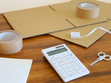 荷造運賃とは？勘定科目の具体例から仕訳まで分かりやすく解説！