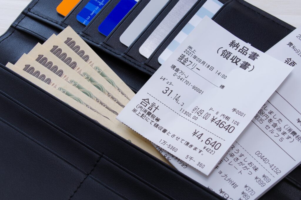 財布の中に複数枚のクレジットカードや領収書が入っている