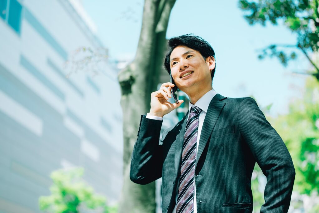 電話をしている男性
