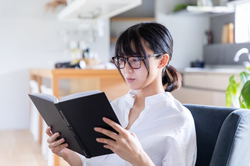 本を読む女性