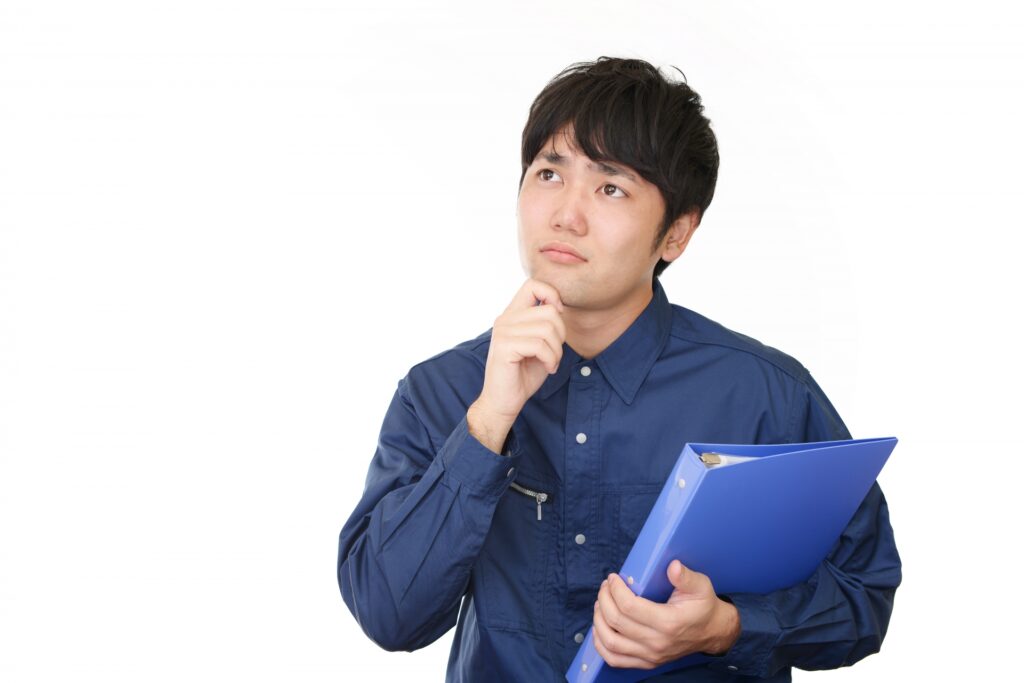 疑問を抱く男性