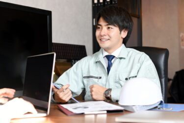ファクタリング業者と話している作業服の男性