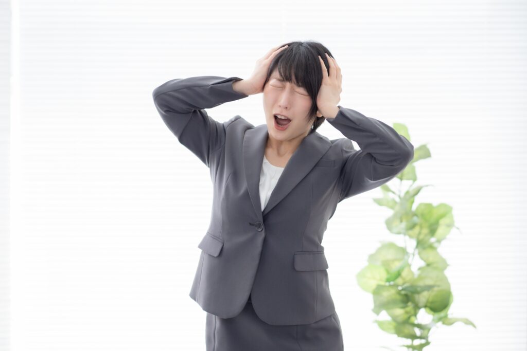 頭を抱えて発狂する女性