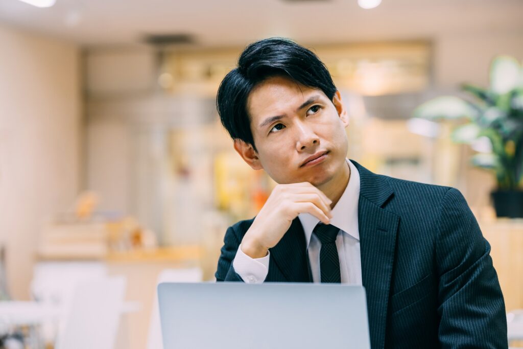 考えるスーツ姿の男性