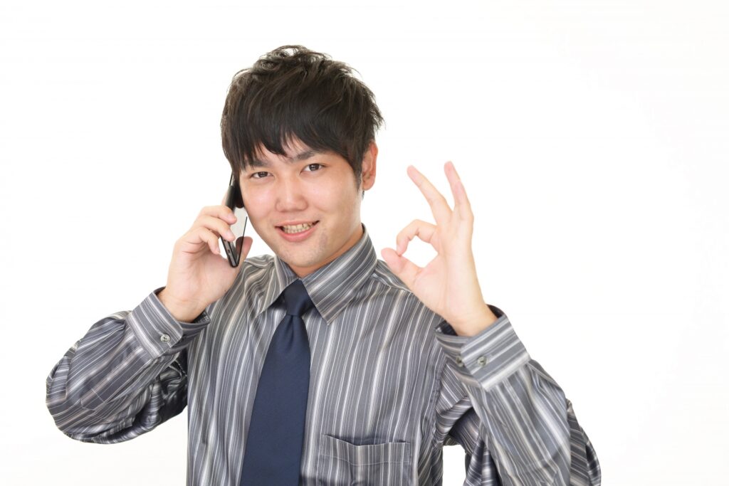 スマホで電話する男性