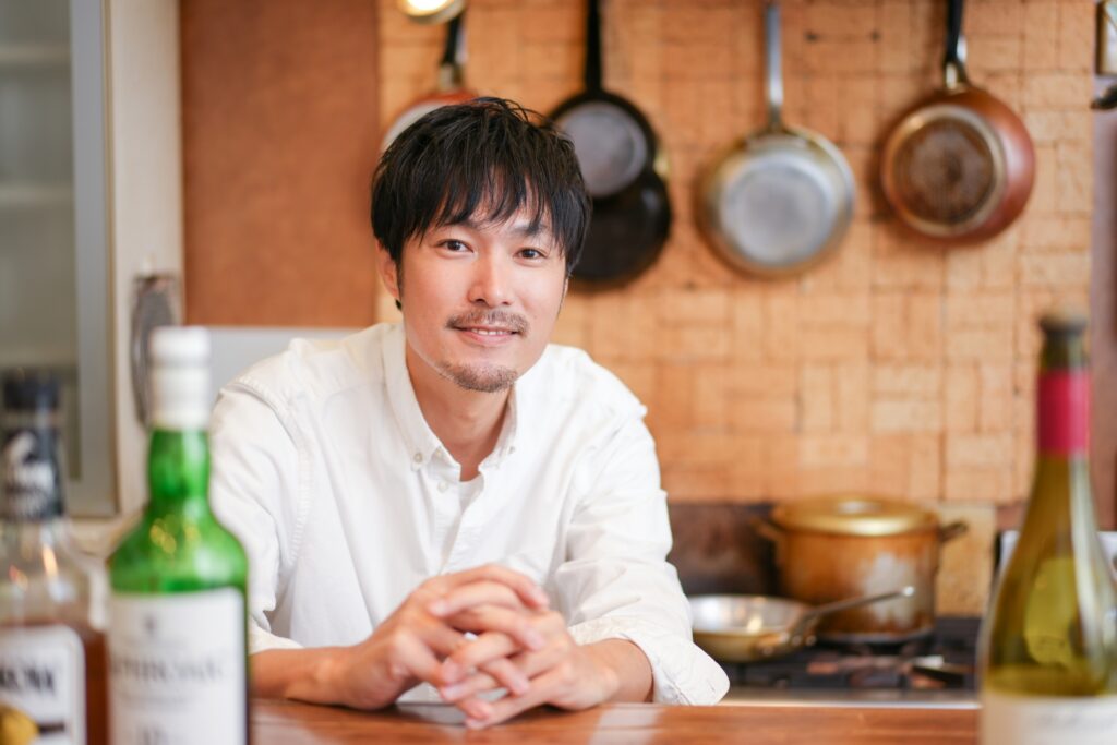 前を向く男性