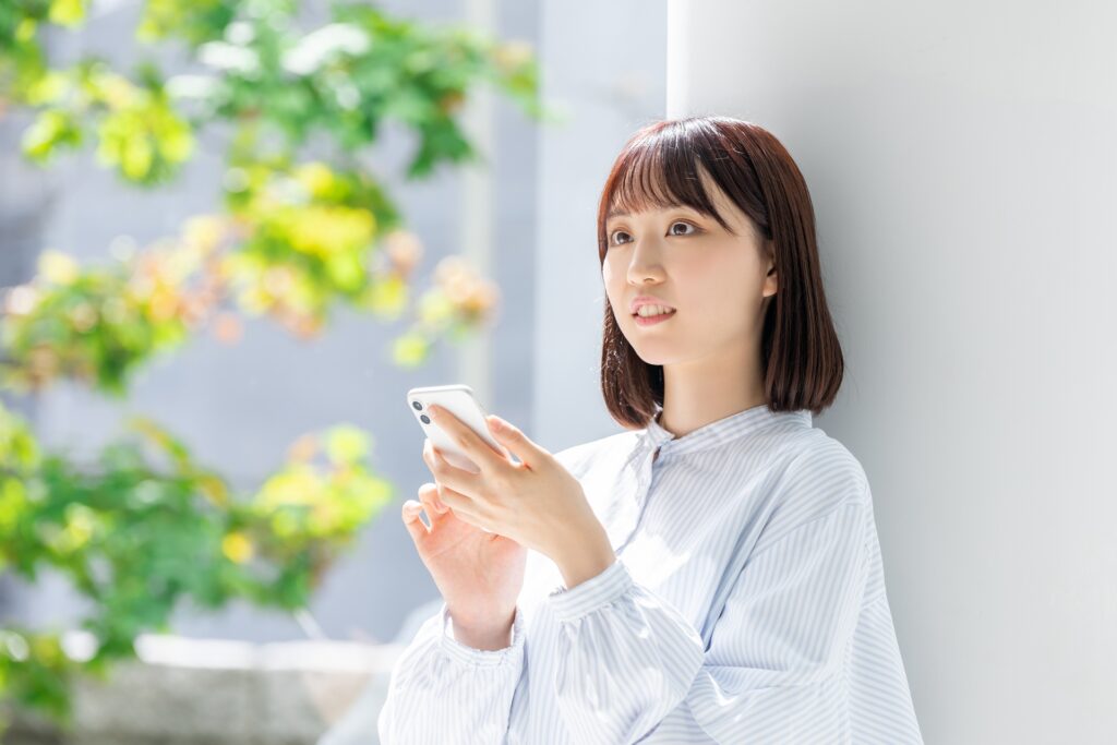 スマホを見て気づきを得た女性