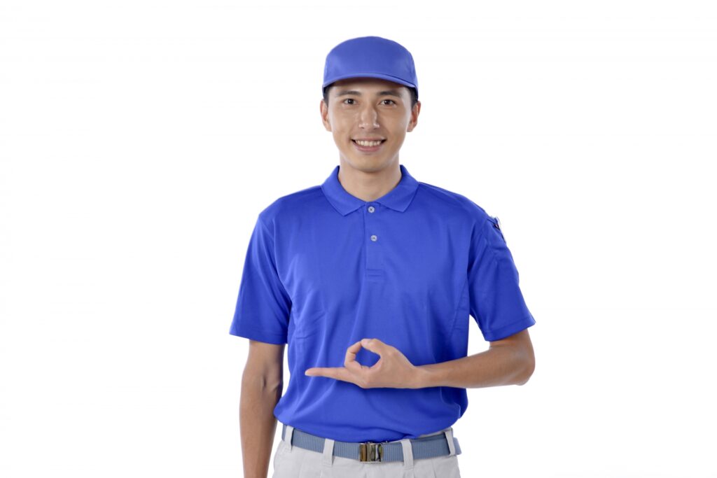 手で稼ぐジェスチャーをする作業服の男性