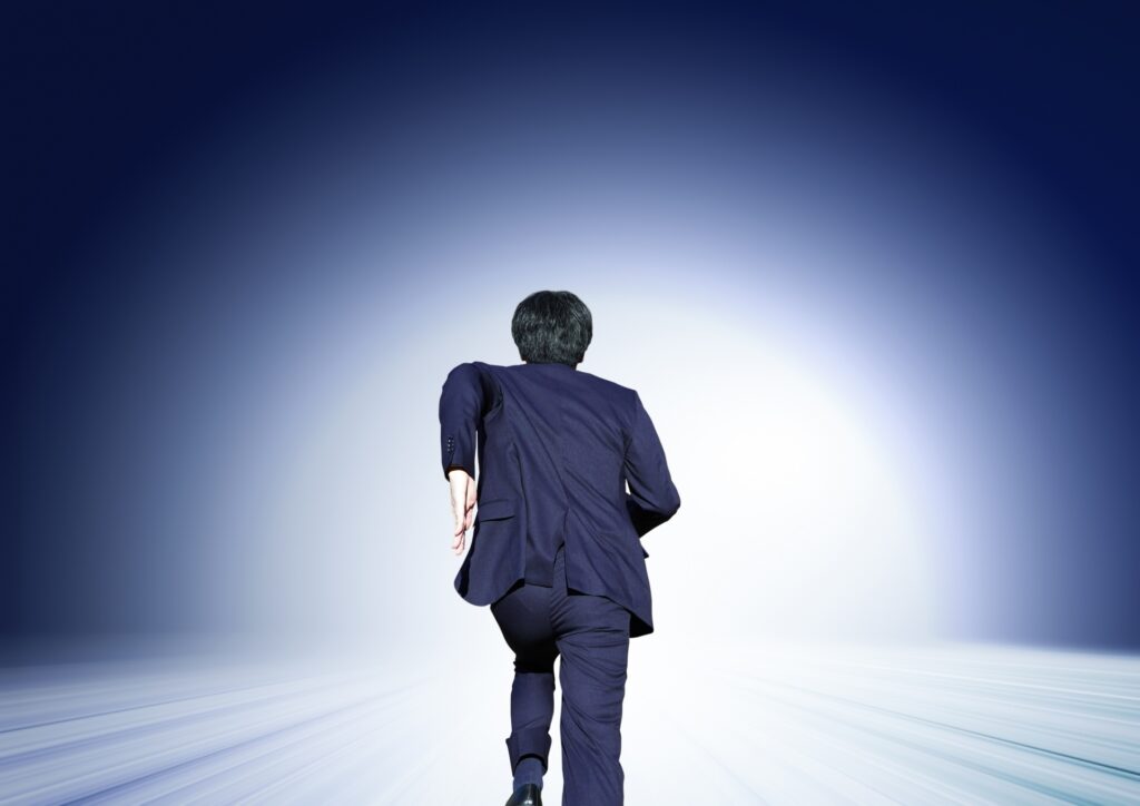 走るスーツの男性