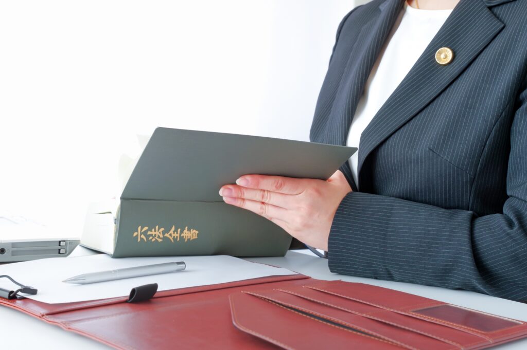 六法全書を読む女性弁護士