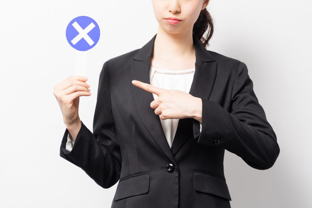 NGのプラカードを持つ女性