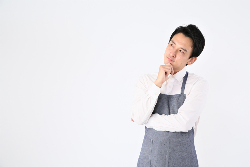 ハウスクリーニング開業について考える男性