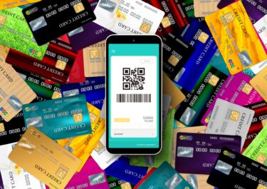 スマホと沢山のクレジットカード