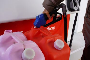 灯油を給油している人