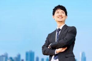 遠くを見る男性ビジネスマン