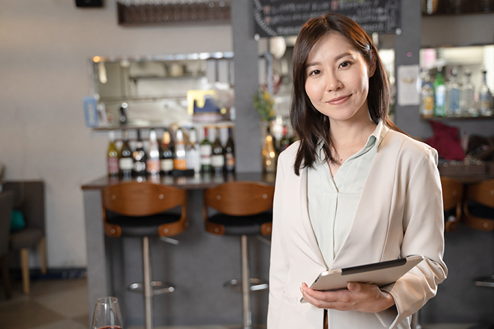 飲食店を経営する女性