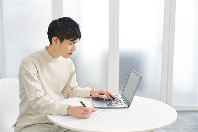 パソコンで会計ソフトを使用している男性