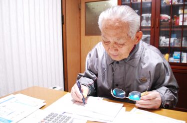確定申告書を作成している年金生活者