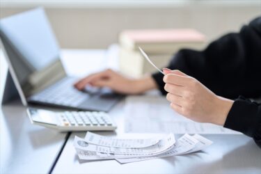 領収書を見て会計ソフトに入力している女性