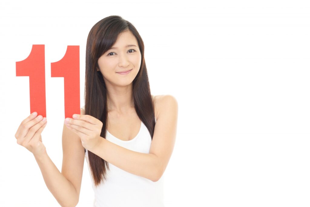 11の数字を持っている女性