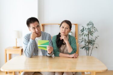 通帳を見ながら考える夫婦