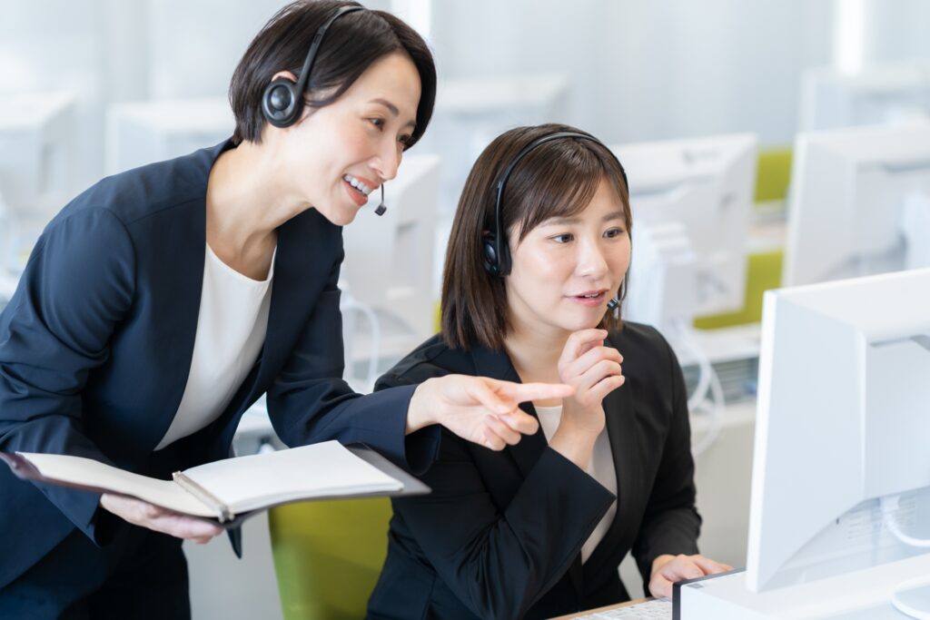 女性が顧客情報をパソコンで確認している