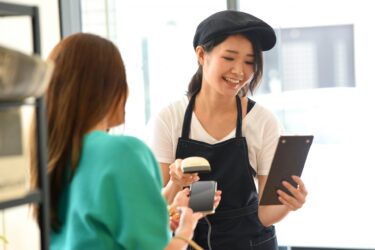 キャッシュレス決済をする店員