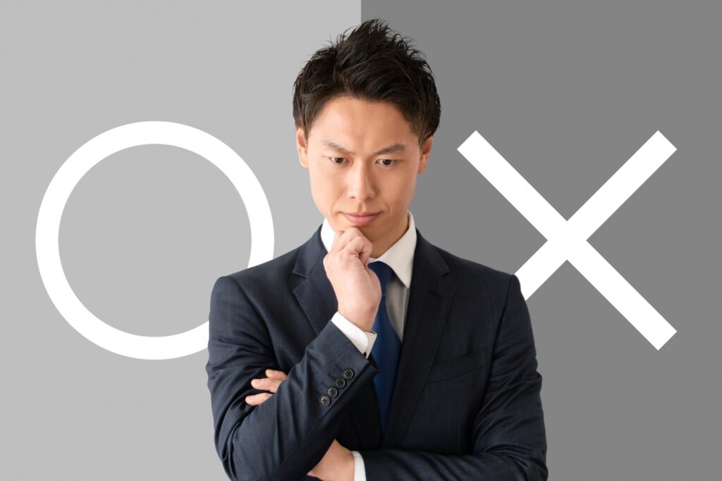 正しいか間違いかを冷静に判断している男性