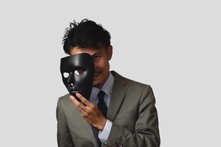 黒い仮面と男性
