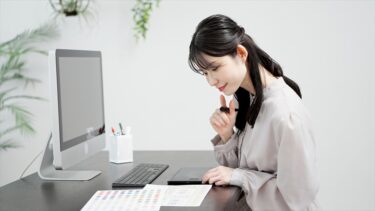 パソコンで仕事をするクリエイターの女性