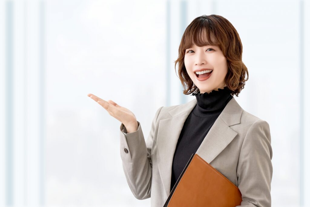 笑顔の女性が手を挙げて案内している