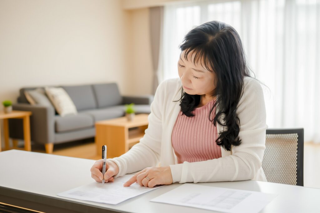 女性が書類に記入している