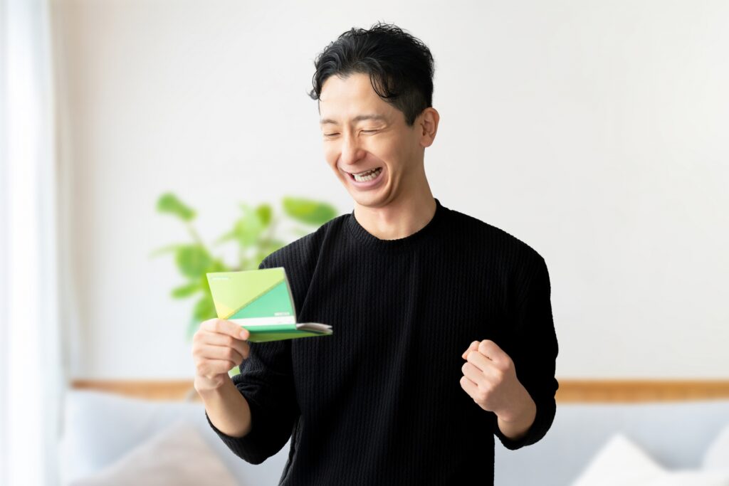 通帳を見て喜ぶ男性