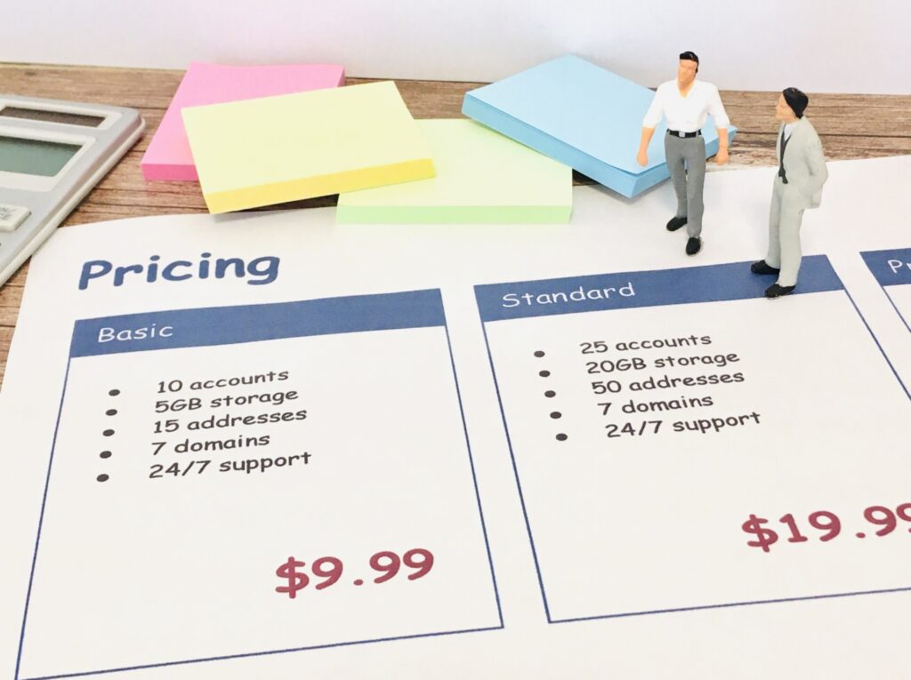 2つの料金表を比較しているイメージ画像