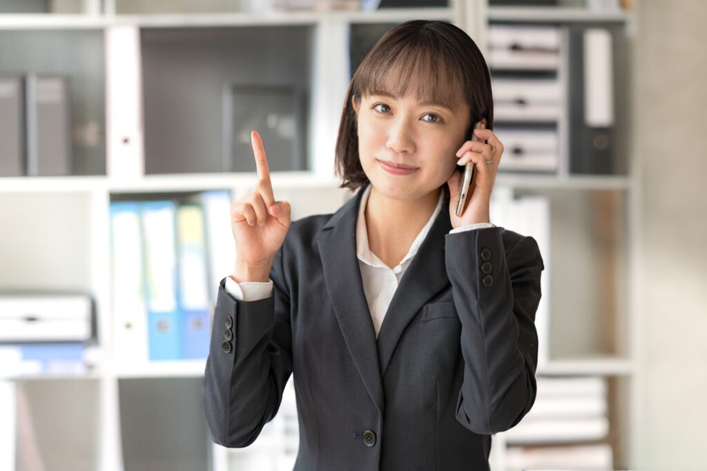 女性がスマホで電話している