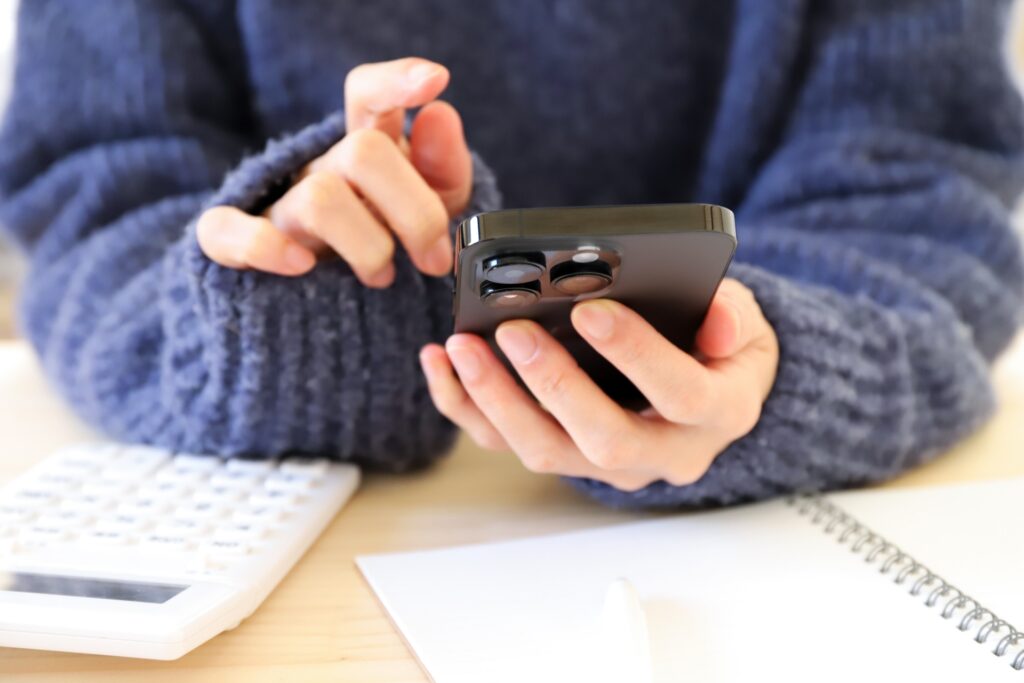 スマホを操作している人