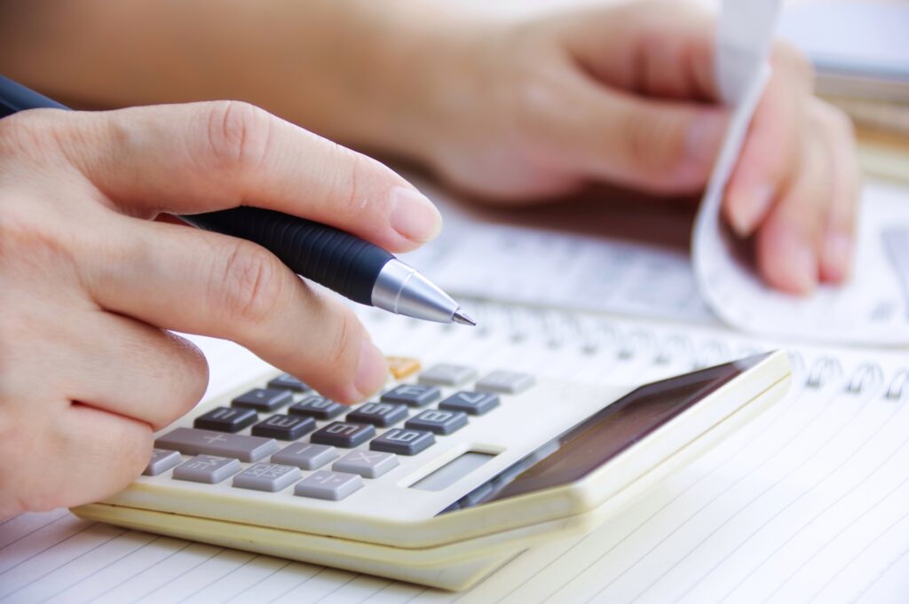 電卓で計算している