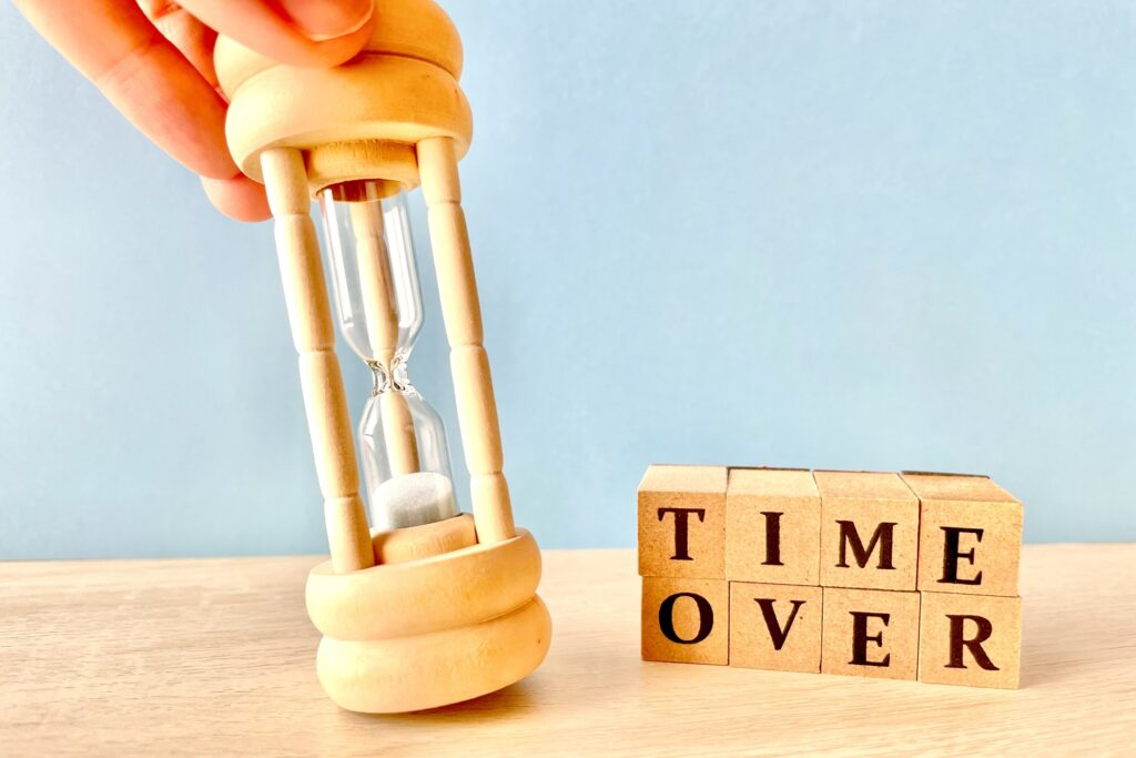 砂時計とTIMEOVERの文字