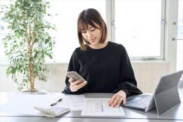スマホで確定申告する女性