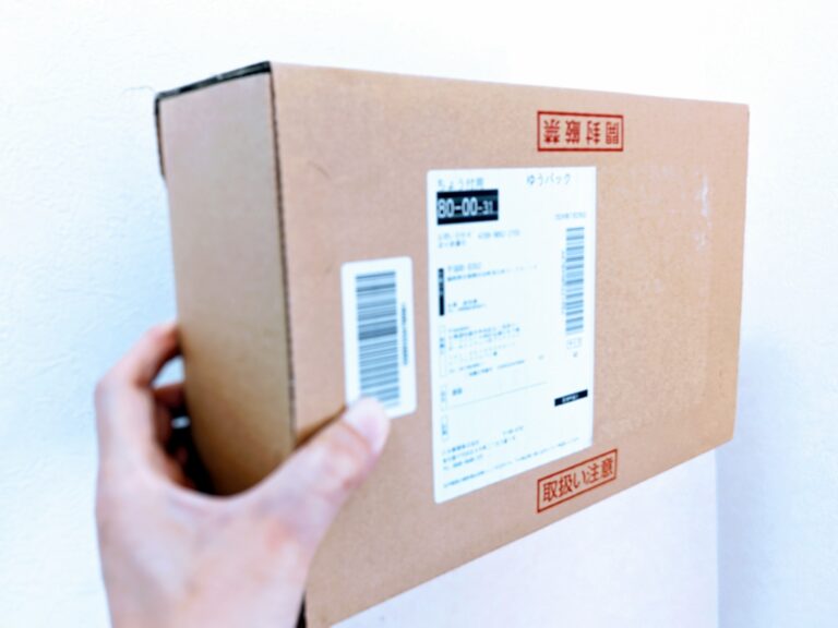 ゆうパックを手に持っている画像
