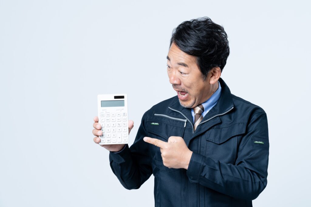 電卓の数字に驚く従業員