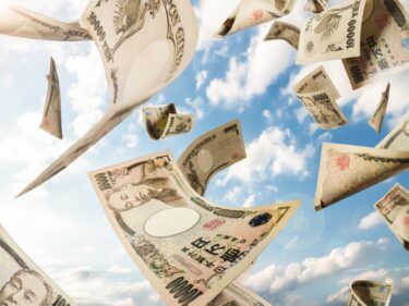 大量の一万円札が舞っている画像