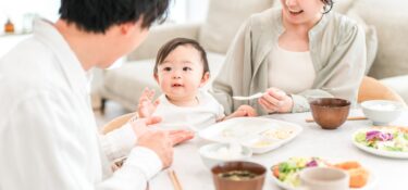 赤ちゃんに離乳食を与える両親