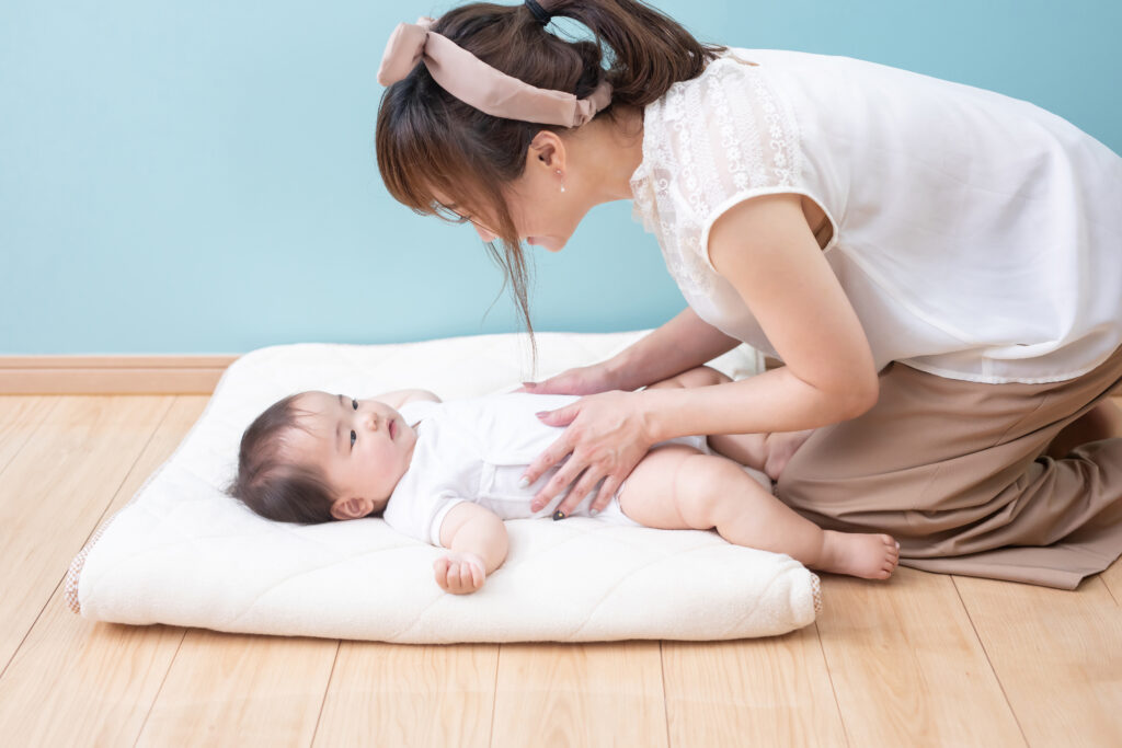 赤ちゃんを寝かせる母親