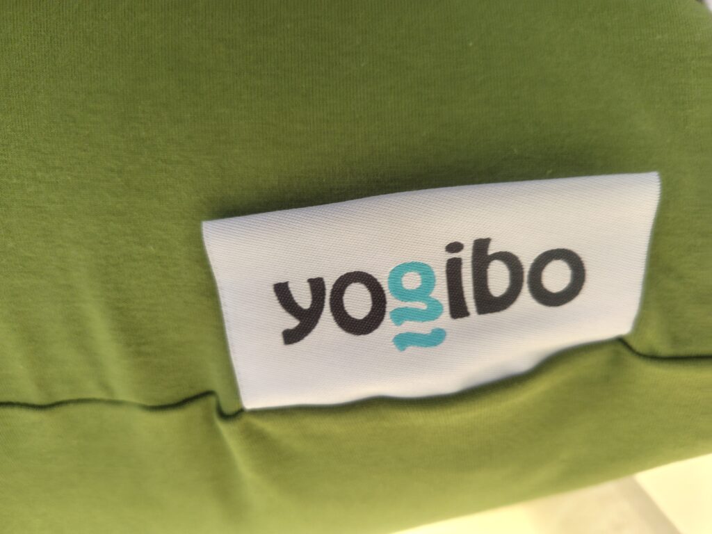 タックスナップオリジナルYogibo MaxのYogiboブランドタグ