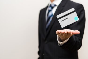 男性の手のひらにあるクレジットカード